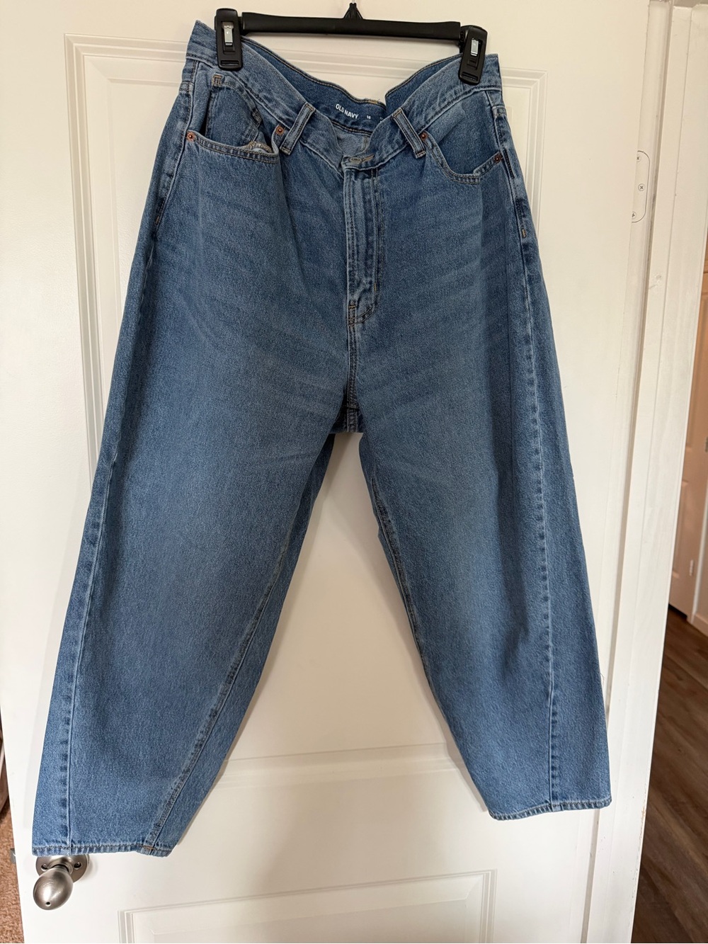 Old Navy Extra High Rise Balloon Leg Jeans. Size: 16